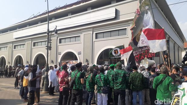Bangunan Holywings yang sudah ditutup digeruduk massa, Semarang, Jumat (1/7/2022).