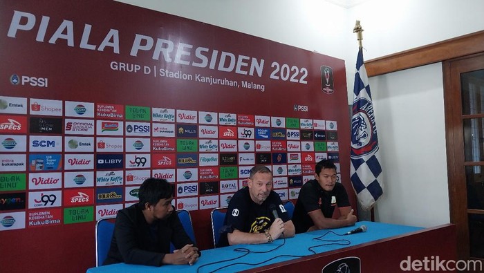 Barito Putera akan melawan Arema FC di perempat final Piala Presiden 2022. Skuad Laskar Antasari mengakui Arema sebagai tim besar.