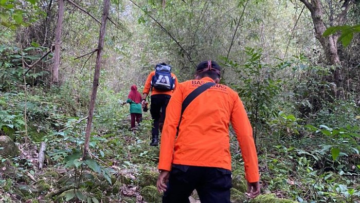 Basarnas Makassar saat melakukan pencarian remaja hilang di hutan Maros, Sulsel (Dok. Istimewa).