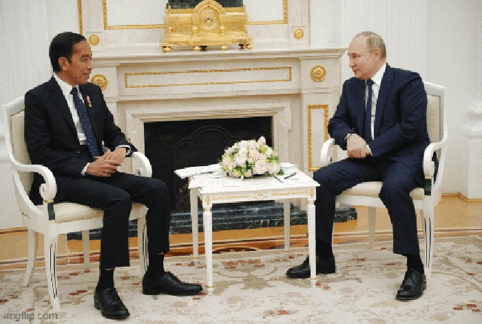 Selang hanya dua hari, Presiden Joko Widodo melakukan pertemuan dengan Presiden Rusia Vladimir Putin dan juga Presiden Ukraina Volodymyr Zelenskyy. Saat bertemu dua pimpinan negara yang tengah berseteru itu, gaya Presiden Jokowi terlihat cukup berbeda.