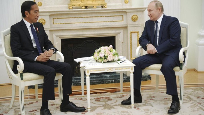 Russian President Vladimir Putin, right, meets with Indonesian President Joko Widodo at the Kremlin in Moscow, Russia, Thursday, June 30, 2022. (Mikhail Klimentyev, Sputnik, Kremlin Pool Photo via AP)
