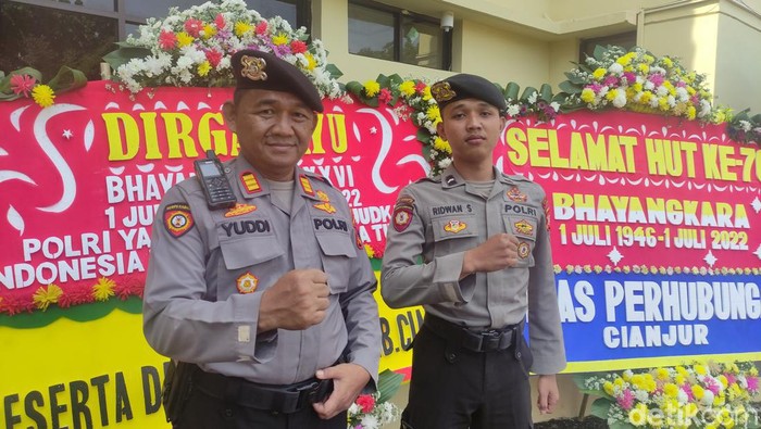 Bripda Ridwan Suryana (kanan), siswa SMK yang bantu polisi terbakar di Cianjur bersama Kasat Sabhara Polres Cianjur AKP Yuddi (kiri)