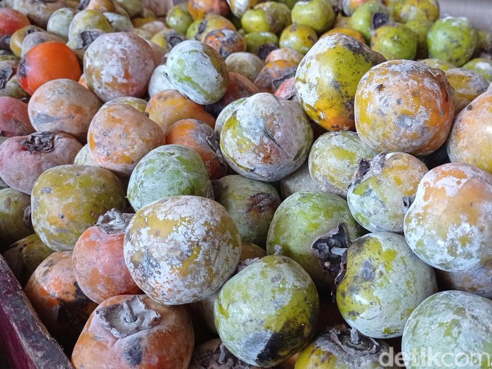 Buah kesemek dipajang pedagang buah di Kota Tasikmalaya.
