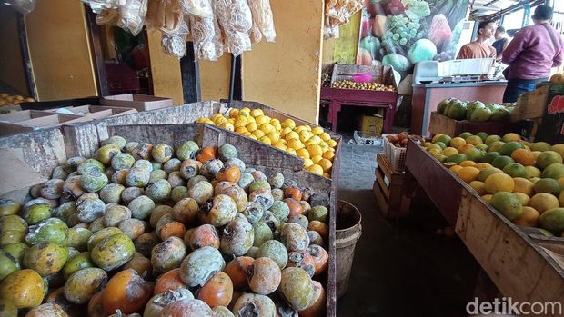 Buah kesemek dipajang pedagang buah di Kota Tasikmalaya.