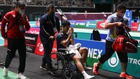 Setelah jeda, Vito mengalami cedera saat skor masih berada di poin 13-6. Terlihat kaki kanannya bermasalah, dan langsung terjatuh di lapangan.