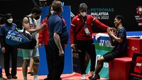 Setelah menepi ke lapangan, terlihat Shesar Hiren Rhustavito terpincang-pincang. sampai akhirnya, ia memutuskan retired alias mundur dari pertandingan. Kento Momota menangkan laga itu. Kento Momota terlihat menyalami Vito di depan umpire.