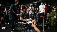Vito bahkan harus keluar arena pertandingan dengan kursi roda.