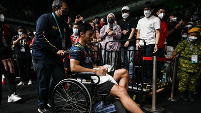 Cedera, Vito Keluar Axiata Arena dengan Kursi Roda
