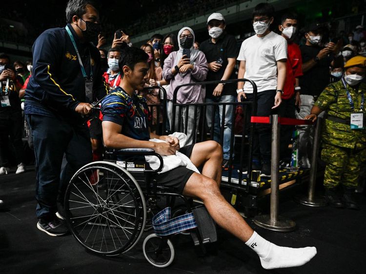 Cedera, Vito Keluar Axiata Arena dengan Kursi Roda