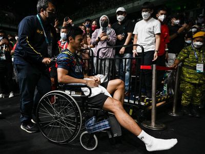 Cedera, Vito Keluar Axiata Arena dengan Kursi Roda