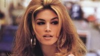 Ibunda Kaia Gerber itu merasa jika tak ada hal seksi jika berpose telanjang dengan sebuah turban, namun pendapatnya itu ditolak. Dok. Instagram