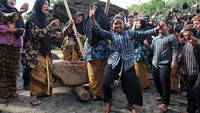 Tak hanya itu, Desa Wisata Pandean juga memiliki kesenian unggulan, yakni kothekan lesung, yang sudah ada sejak zaman penjajahan. Biasanya, kesenian ini dimainkan oleh ibu-ibu lansia. 
