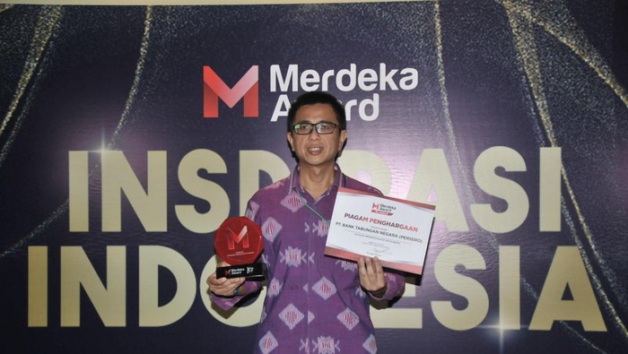 Head of Digital Channel Division Bank BTN Tan Jacky Chen, mewakili Direktur IT dan Digital Bank BTN Andi Nirwoto, menerima penghargaan dalam gelaran Merdeka Awards 2022, di Jakarta. Dalam ajang tersebut Bank BTN meraih penghargaan Kategori Program Inovatif Untuk Negeri berkat aplikasi yang dikembangkan perseroan seperti BTN Properti for Developer, BTN Properti Mobile version, Digital Mortgage Ecosystem BTN dan Rumah Murah BTN.