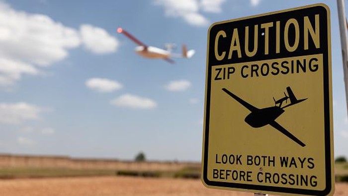 Drone Ini Kirim Bantuan Medis ke Daerah Pelosok Rwanda KAYONZA, RWANDA - JUNE 30: A drone takes off on a delivery flight on June 30, 2022 in Kayonza, Rwanda. Zipline, a California-based company that creates drone-based delivery systems, has run projects in Rwanda and Ghana for several years, and recently started operations in Nigeria, where it focuses on areas that are difficult to navigate by road. (Photo by Luke Dray/Getty Images)