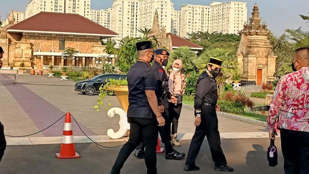 Eks Kepala BIN A.M Hendropriyono tiba di TMP Kalibata untuk ikuti proses pemakaman MenPAN-RB Tjahjo Kumolo.