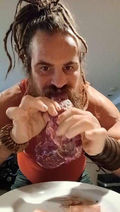 Ekstrem! Pria Ini Hobi Makan Daging Mentah hingga Cairan Vagina
