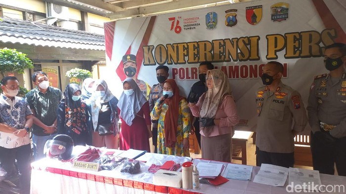 Emak-emak yang viral di Lamongan dihadirkan di konferensi pers