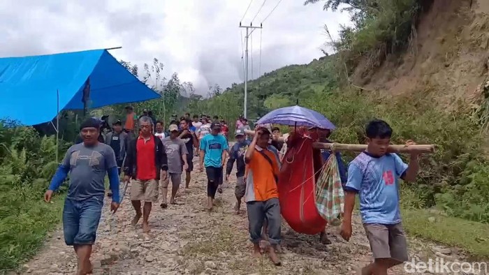 Evakuasi korban longsor di Mamasa, Sulbar.
