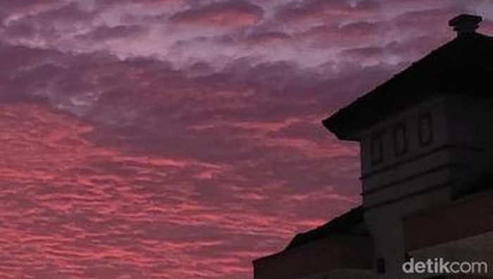 Langit Surabaya tampak memerah saat petang, Jumat (1/7/2022). BMKG menyebut itu pembiasaan dari terbenamnya matahari, fenomena biasa di musim kemarau.