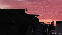 Langit memerah yang dipotret dari kawasan Gubeng Kertajaya Surabaya saat petang, Jumat (1/7/2022)/Foto: Esti Widiyana/detikJatim