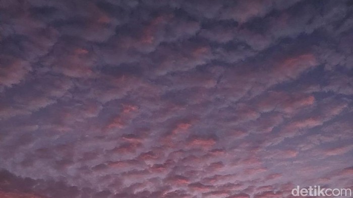 Langit Surabaya tampak memerah saat petang, Jumat (1/7/2022). BMKG menyebut itu pembiasaan dari terbenamnya matahari, fenomena biasa di musim kemarau.