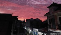 Langit memerah yang dipotret dari kawasan Gubeng Kertajaya Surabaya saat petang, Jumat (1/7/2022)/Foto: Esti Widiyana/detikJatim