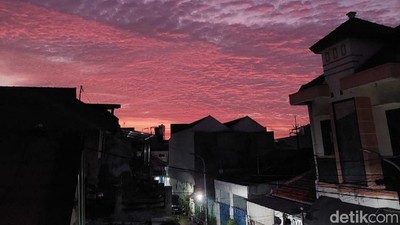 Fenomena Langit Surabaya Memerah