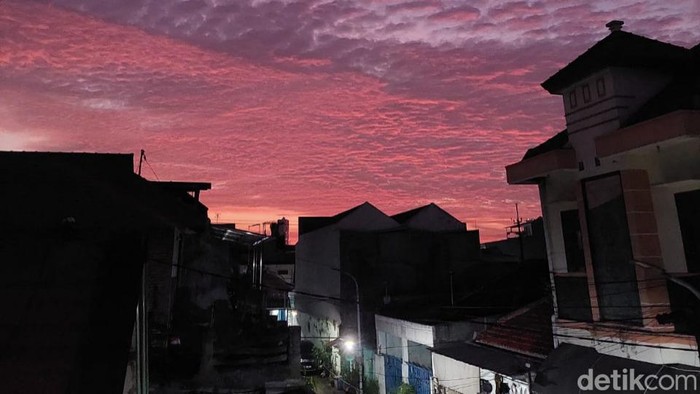 Fenomena Lagit Surabaya Memerah Langit Surabaya tampak memerah saat petang, Jumat (1/7/2022). BMKG menyebut itu pembiasaan dari terbenamnya matahari, fenomena biasa di musim kemarau.