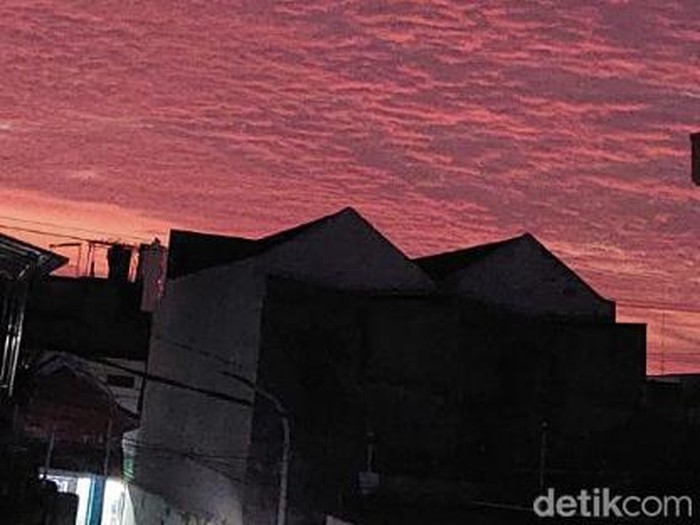 Langit Surabaya tampak memerah saat petang, Jumat (1/7/2022). BMKG menyebut itu pembiasaan dari terbenamnya matahari, fenomena biasa di musim kemarau.