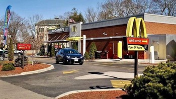 McDonalds pertama di Worcester, Inggris, tahun 1964 dan 2021. Dok. Boredpanda
