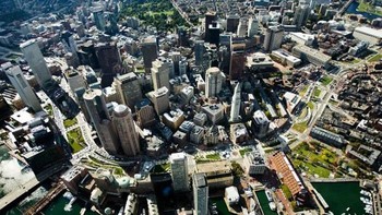 Boston, jalan raya ditinggikan dan dipindah ke bawah tanah, diganti dengan ruang terbuka hijau, tahun 1990-an dan 2010-an. Dok. Boredpanda