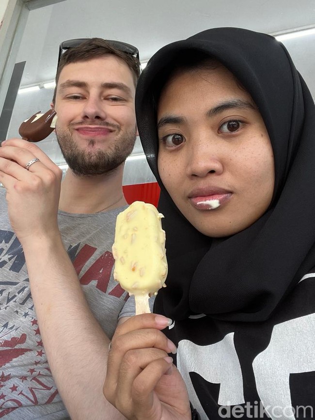 Baiq Andriyan juga membalas beberapa komentar warganet yang masih penasaran soal kisah cintanya dengan Jay. Baiq menjawab keraguan soal status Jay. Dia menegaskan suaminya masih lajang sebelum menikah dengannya. Kalau nikah siri gak dapat buku nikah🤗 suamiku sudah urus Certificate of no impediment/surat single buat di negaranya 2 bulan sebelum ke Indonesia. Kami urus di kedutaan cuma 15 menit jadi, karena sudah komunikasi dengan orang kedutaan 2 bulan sebelum suami ke Indonesia via Email, dan semua dokumen sudah lengkap 🥰, jelasnya lewat kolom komentar. Foto: Dok. pribadi Andriyani Baiq-Robinson.
