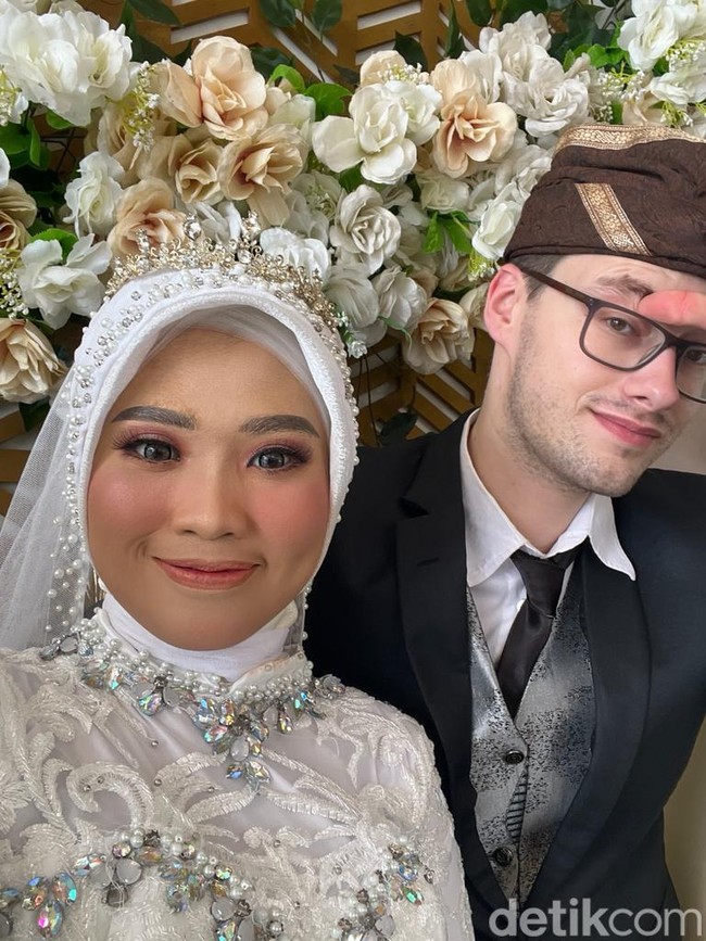 John mengaku terpaksa menjalani hubungan jarak jauh dengan Andri setelah menikah. Ya sayangnya, kita kembali menjadi LDR lagi sekarang. Aku merindukan Andri dengan sepenuh hati, kata John. Ketika visa disortir (yang akan tertunda karena perang di Ukraina), kami akan tinggal di Inggris, dan menghemat uang untuk kembali tinggal di Indonesia secara permanen, tambah John. Foto: Dok. pribadi Andriyani Baiq-Robinson.