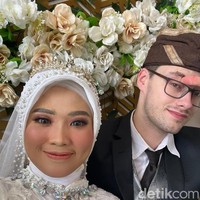 John mengaku terpaksa menjalani hubungan jarak jauh dengan Andri setelah menikah. Ya sayangnya, kita kembali menjadi LDR lagi sekarang. Aku merindukan Andri dengan sepenuh hati, kata John. Ketika visa disortir (yang akan tertunda karena perang di Ukraina), kami akan tinggal di Inggris, dan menghemat uang untuk kembali tinggal di Indonesia secara permanen, tambah John. Foto: Dok. pribadi Andriyani Baiq-Robinson.