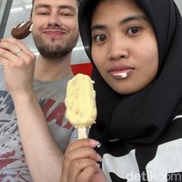 Baiq Andriyan juga membalas beberapa komentar warganet yang masih penasaran soal kisah cintanya dengan Jay. Baiq menjawab keraguan soal status Jay. Dia menegaskan suaminya masih lajang sebelum menikah dengannya. Kalau nikah siri gak dapat buku nikah🤗 suamiku sudah urus Certificate of no impediment/surat single buat di negaranya 2 bulan sebelum ke Indonesia. Kami urus di kedutaan cuma 15 menit jadi, karena sudah komunikasi dengan orang kedutaan 2 bulan sebelum suami ke Indonesia via Email, dan semua dokumen sudah lengkap 🥰, jelasnya lewat kolom komentar. Foto: Dok. pribadi Andriyani Baiq-Robinson.