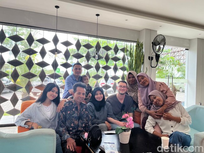 Andriyan membagikan kisah cintanya dalam unggahan video saat bertatap muka langsung dengan John di bandara. Keduanya baru pertamakali bertemu setelah 1,8 tahun atau satu tahun delapan bulan menjalani hubungan jarak jauh dan berkenalan secara online. Di sini kita bertemu, disini juga kita berpisah 😭 @Jay Robinson ♥️ #Mixmariage 🇬🇧🇲🇨. (5/6/2022) otw airport. London-Doha-Jakarta-Lombok. Pertama kali bertemu setelah 1,8 tahun LDR (7/6/2022), tulis keterangan video akun TikTok @baiqandri16. Foto: Dok. pribadi Andriyani Baiq-Robinson.