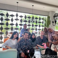 Andriyan membagikan kisah cintanya dalam unggahan video saat bertatap muka langsung dengan John di bandara. Keduanya baru pertamakali bertemu setelah 1,8 tahun atau satu tahun delapan bulan menjalani hubungan jarak jauh dan berkenalan secara online. Di sini kita bertemu, disini juga kita berpisah 😭 @Jay Robinson ♥️ #Mixmariage 🇬🇧🇲🇨. (5/6/2022) otw airport. London-Doha-Jakarta-Lombok. Pertama kali bertemu setelah 1,8 tahun LDR (7/6/2022), tulis keterangan video akun TikTok @baiqandri16. Foto: Dok. pribadi Andriyani Baiq-Robinson.