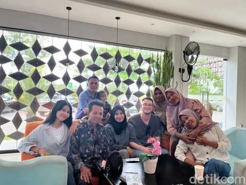 Foto pasangan beda negara viral, Andriyani Baiq dan John Robinson.