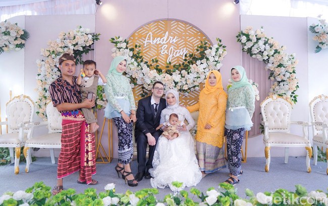 Pria yang berasal dari Inggris itu menceritakan persiapan yang berliku dalam mengurus pernikahan. Saat memutuskan menikahi Andriyani di Indonesia, dia dan sang kekasih mulai mempersiapkan berbagai dokumen yang dibutuhkan. Kami melakukan banyak penelitian mulai tahun 2021 mengenai semua biaya, proses, dan dokumentasi yang akan diperlukan bagi warga negara Inggris dan Indonesia untuk menikah di Indonesia, kata John. Foto: Dok. pribadi Andriyani Baiq-Robinson.