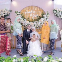 Pria yang berasal dari Inggris itu menceritakan persiapan yang berliku dalam mengurus pernikahan. Saat memutuskan menikahi Andriyani di Indonesia, dia dan sang kekasih mulai mempersiapkan berbagai dokumen yang dibutuhkan. Kami melakukan banyak penelitian mulai tahun 2021 mengenai semua biaya, proses, dan dokumentasi yang akan diperlukan bagi warga negara Inggris dan Indonesia untuk menikah di Indonesia, kata John. Foto: Dok. pribadi Andriyani Baiq-Robinson.