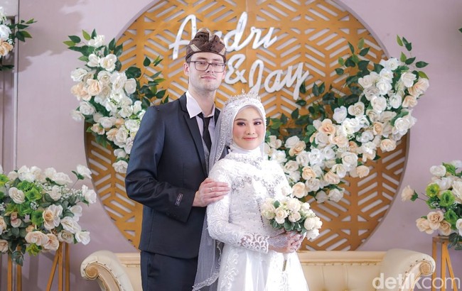 Setelah berkomunikasi secara intens selama tiga bulan, keduanya saling menyatakan perasaan masing-masing. Saya berkata bahwa saya akan menikahinya sehingga kami halal, tambahnya. Pria Inggris berusia 31 tahun ini mengungkapkan ada kesulitan saat awal menjalani hubungan dengan Andriyani. Namun mereka saling memegang teguh untuk terus berkomitmen dan saling percaya. Selalu ada kesulitan dalam hubungan, tetapi kami mengatasinya sebagai sebuah tim jadi menyelesaikannya bersama-sama, jelasnya. Foto: Dok. pribadi Andriyani Baiq-Robinson.