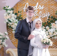 Setelah berkomunikasi secara intens selama tiga bulan, keduanya saling menyatakan perasaan masing-masing. Saya berkata bahwa saya akan menikahinya sehingga kami halal, tambahnya. Pria Inggris berusia 31 tahun ini mengungkapkan ada kesulitan saat awal menjalani hubungan dengan Andriyani. Namun mereka saling memegang teguh untuk terus berkomitmen dan saling percaya. Selalu ada kesulitan dalam hubungan, tetapi kami mengatasinya sebagai sebuah tim jadi menyelesaikannya bersama-sama, jelasnya. Foto: Dok. pribadi Andriyani Baiq-Robinson.