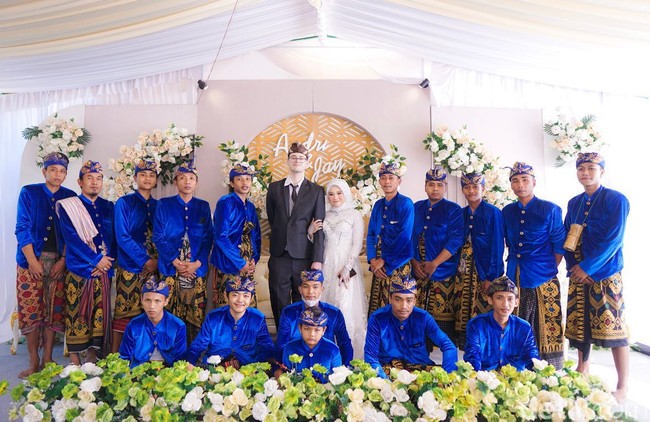 John mengungkapkan cara menghadapi hambatan dalam hubungan beda negara. Dia mengakui tak mudah menyatukan dua kebiasaan dan budaya. Kami saling percaya secara implisit dan selalu berkonsultasi satu sama lain tentang setiap perubahan dalam hidup kami. Membuat semua keputusan sebagai pasangan, bahkan sebelum kami menikah. Memiliki LDR memberi kita kesempatan untuk fokus untuk saling mengenal secara mendalam, sehingga kita dapat mengidentifikasi apa pun yang mungkin menjadi masalah melalui keyakinan kita, pengasuhan kita, dan lain-lain, ucap John. Foto: Dok. pribadi Andriyani Baiq-Robinson.