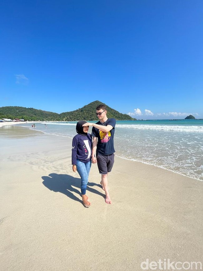 Wolipop sudah mewawancarai John Robinson dan Andriyani Baiq melalui WhatsApp soal kisah cinta mereka yang viral. John mengungkapkan awal mula bertemu Andriyani lewat aplikasi kencan online. Kami bertemu secara online di OkCupid pada September 2020. Andri mengirim pesan kepada saya terlebih dahulu, kemudian kami mulai berbicara dan saya setuju untuk melakukan panggilan video kepadanya untuk meningkatkan kemampuan bahasa Inggrisnya, kata John dalam bahasa Inggris kepada Wolipop, Jumat (1/7/2022). Foto: Dok. pribadi Andriyani Baiq-Robinson.