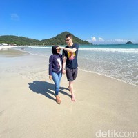 Wolipop sudah mewawancarai John Robinson dan Andriyani Baiq melalui WhatsApp soal kisah cinta mereka yang viral. John mengungkapkan awal mula bertemu Andriyani lewat aplikasi kencan online. Kami bertemu secara online di OkCupid pada September 2020. Andri mengirim pesan kepada saya terlebih dahulu, kemudian kami mulai berbicara dan saya setuju untuk melakukan panggilan video kepadanya untuk meningkatkan kemampuan bahasa Inggrisnya, kata John dalam bahasa Inggris kepada Wolipop, Jumat (1/7/2022). Foto: Dok. pribadi Andriyani Baiq-Robinson.