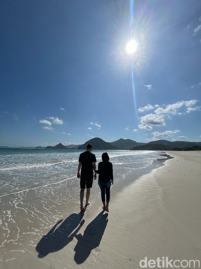 Dari penelitian ini kami menyusun jadwal berapa lama waktu yang dibutuhkan setiap dokumen untuk kami diperoleh, dan berapa lama itu akan valid. Kemudian kita memiliki rencana untuk mengatur dokumen mana yang perlu diurus, dan kita melakukan penyusunan apasaja yang harus kita lakukan untuk menghindari penundaan (dalam mengurus dokumen), tutur John. John menyebutkan total persiapan sekitar 2-3 bulan untuk dapat mengumpulkan semua dokumen dari pihak Inggris, untuk dibawa ke Indonesia. Meskipun saya tidak memperhitungkan dua hari libur bank sebelum saya meninggalkan Inggris dan hampir lupa yang penting karena kantor ditutup. Untungnya saya berhasil mendapatkannya sehari sebelum saya terbang keluar, kenang John. Foto: Dok. pribadi Andriyani Baiq-Robinson.