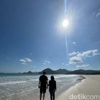 Dari penelitian ini kami menyusun jadwal berapa lama waktu yang dibutuhkan setiap dokumen untuk kami diperoleh, dan berapa lama itu akan valid. Kemudian kita memiliki rencana untuk mengatur dokumen mana yang perlu diurus, dan kita melakukan penyusunan apasaja yang harus kita lakukan untuk menghindari penundaan (dalam mengurus dokumen), tutur John. John menyebutkan total persiapan sekitar 2-3 bulan untuk dapat mengumpulkan semua dokumen dari pihak Inggris, untuk dibawa ke Indonesia. Meskipun saya tidak memperhitungkan dua hari libur bank sebelum saya meninggalkan Inggris dan hampir lupa yang penting karena kantor ditutup. Untungnya saya berhasil mendapatkannya sehari sebelum saya terbang keluar, kenang John. Foto: Dok. pribadi Andriyani Baiq-Robinson.