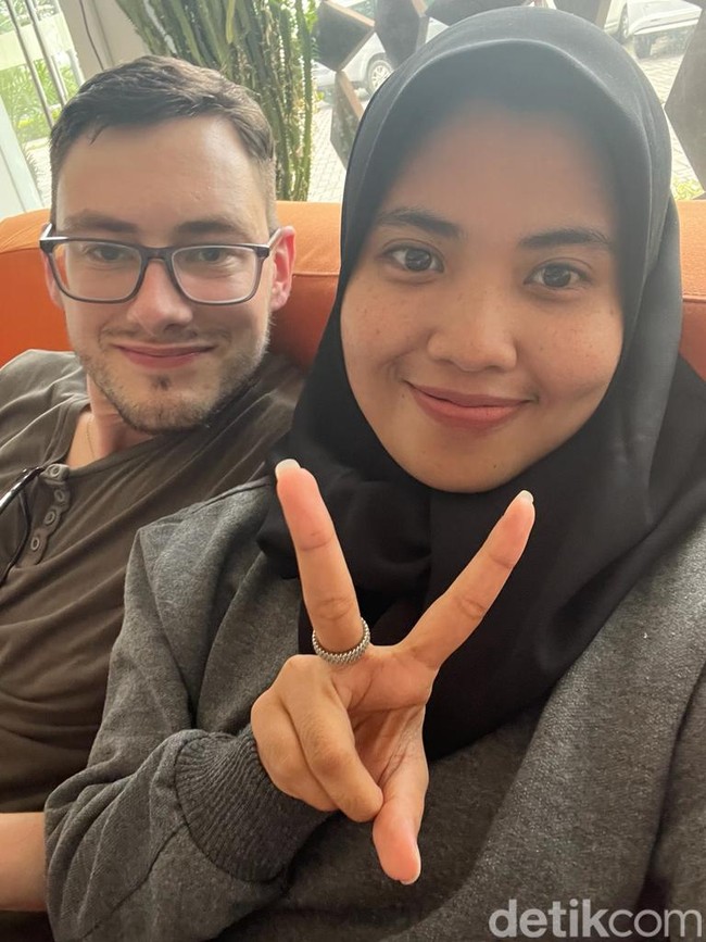 Kisah pasangan beda negara ini jadi perhatian warganet setelah sang wanita yang asal Lombok membagikan perjalanan cintanya. Dia mengungkap kisahnya dinikahi bule asal Inggris lewat akun TikTok pribadinya @baiqandri16. Kisah cintanya yang berakhir di pelaminan sehari setelah bertemu menjadi atensi netizen. Ialah Baiq Andriyan, wanita Lombok yang menikah dengan bule Inggris John Robinson. Foto: Dok. pribadi Andriyani Baiq-Robinson.