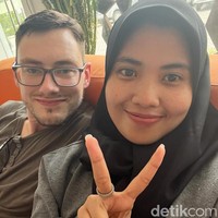 Kisah pasangan beda negara ini jadi perhatian warganet setelah sang wanita yang asal Lombok membagikan perjalanan cintanya. Dia mengungkap kisahnya dinikahi bule asal Inggris lewat akun TikTok pribadinya @baiqandri16. Kisah cintanya yang berakhir di pelaminan sehari setelah bertemu menjadi atensi netizen. Ialah Baiq Andriyan, wanita Lombok yang menikah dengan bule Inggris John Robinson. Foto: Dok. pribadi Andriyani Baiq-Robinson.