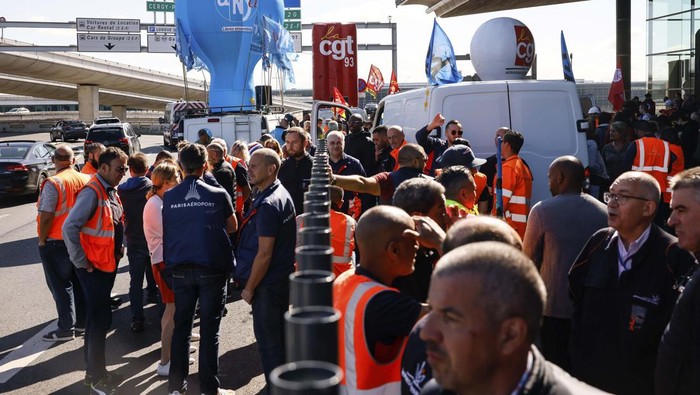 Unionists strikers demonstrate outside a terminal Friday, July 1, 2022 at Roissy airport, north of Paris. Flights from Charles de Gaulle airport in Paris and other French airports faced disruptions Friday as airport workers held a strike and protests to demand salary hikes to keep up with inflation. It's the latest trouble to hit global airports this summer, as travel resurges after two years of virus restrictions. (AP Photo/ Thomas Padilla)